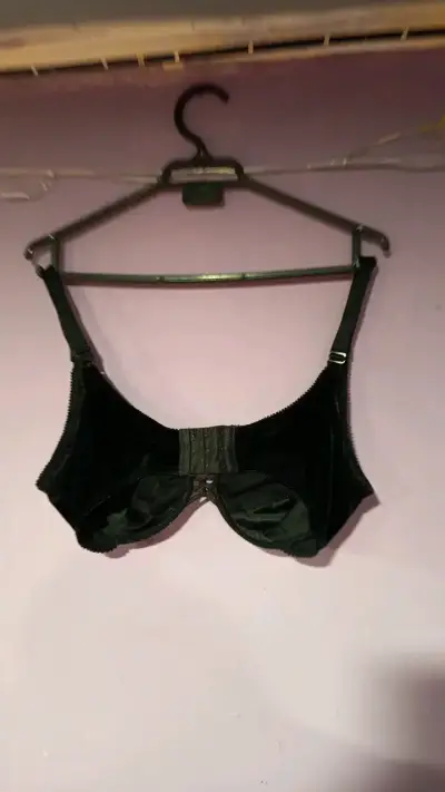 Top negro de terciopelo elegante - miniatura 3