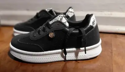 Zapatillas negras con diseño de animal print - miniatura 2