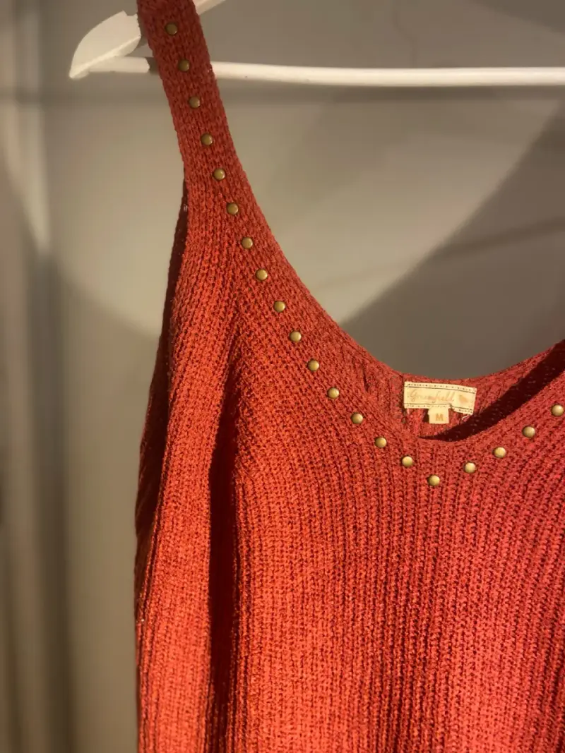 Polera tejida rojo con tachas - 1