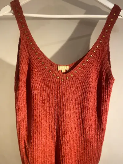 Polera tejida rojo con tachas - miniatura 2