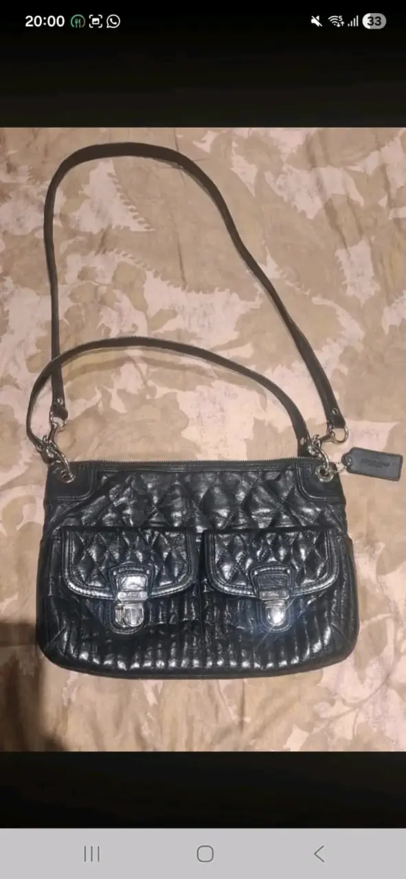 Cartera negra de cuero con diseño acolchado