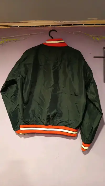 Chaqueta bomber verde con detalles naranjas - miniatura 2