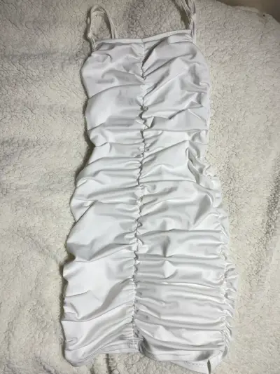 Vestido ajustado blanco con tirantes - miniatura 1