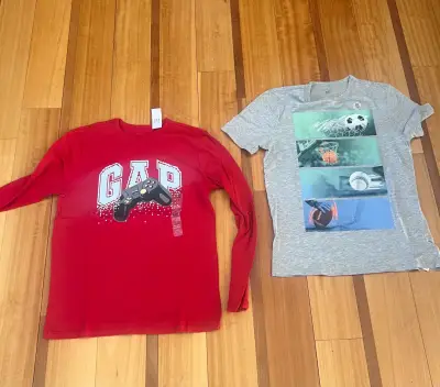 Polera GAP roja con diseño de control - miniatura 1