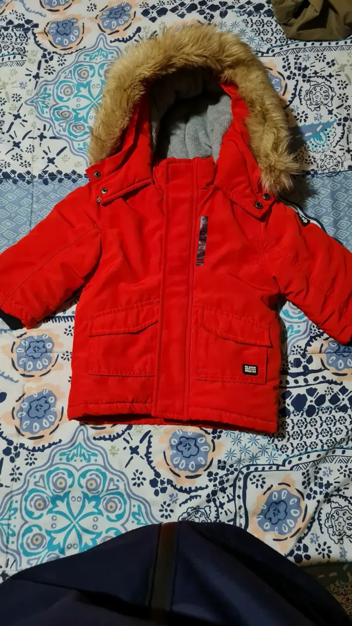 Chaqueta roja para niño con capucha de piel - 1