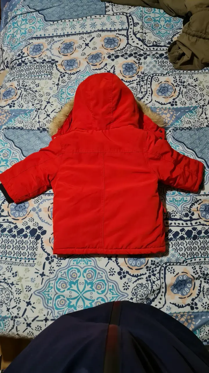 Chaqueta roja para niño con capucha de piel - 4