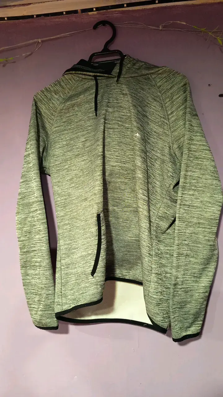 Polerón deportivo gris con capucha - 1