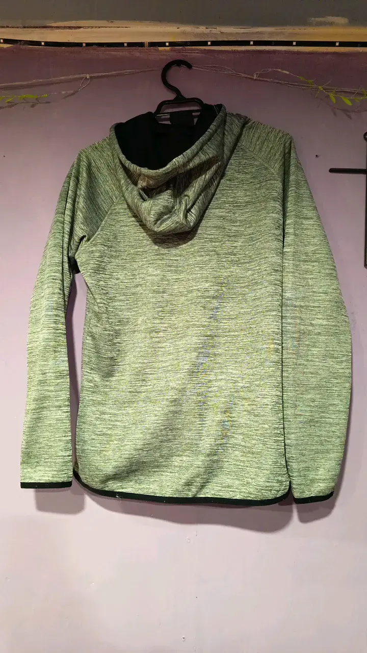 Polerón deportivo gris con capucha - 2