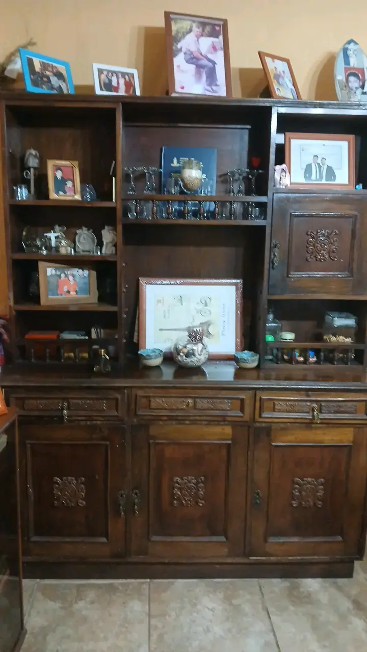 Mueble aparador de madera clásico