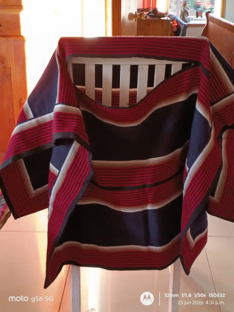 Poncho de lana a rayas rojo y azul - 1