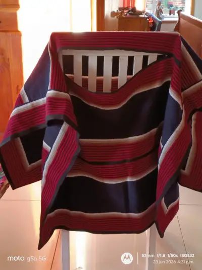 Poncho de lana a rayas rojo y azul - miniatura 1