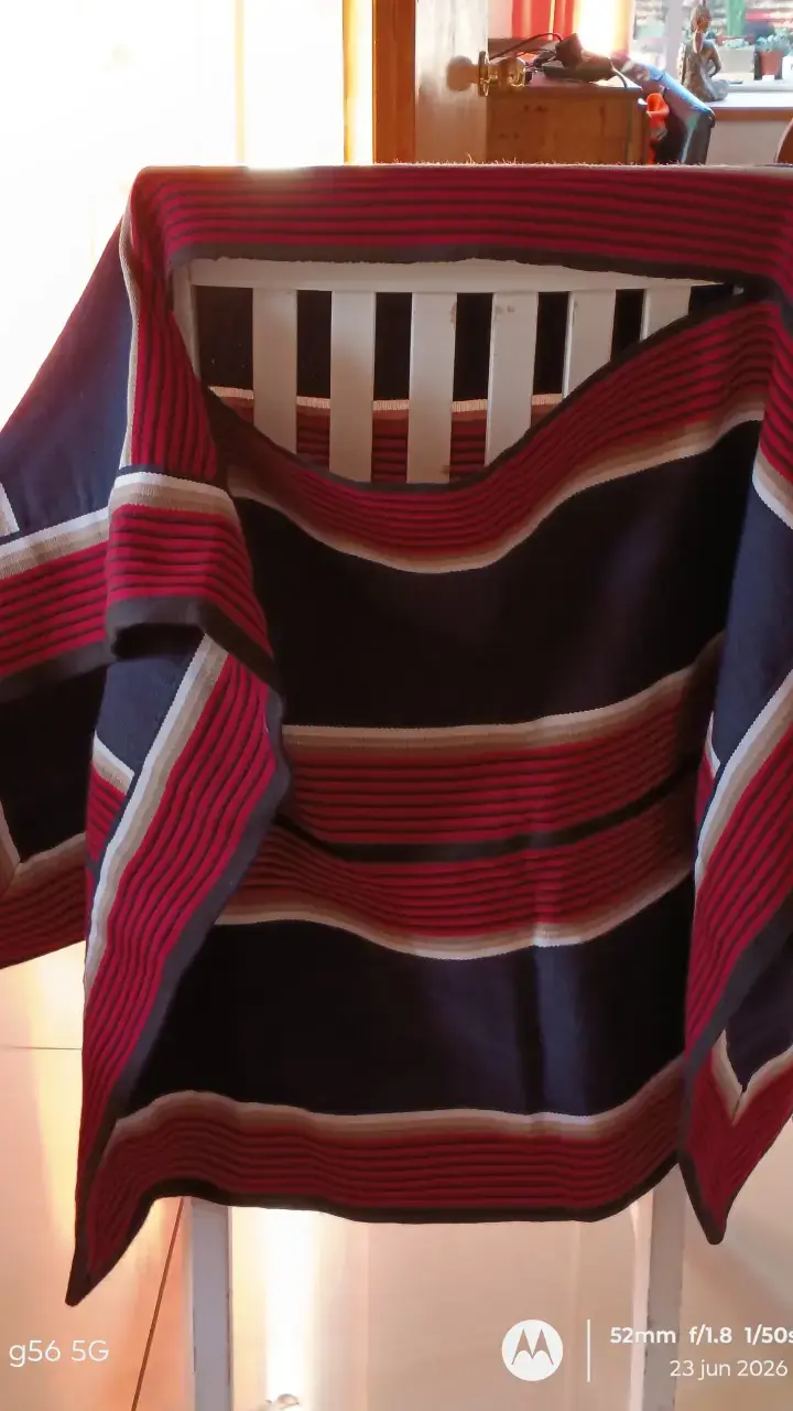 Poncho de lana a rayas rojo y azul - 2