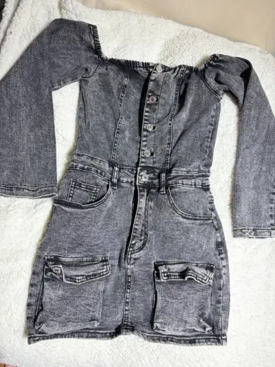 Vestido de mezclilla gris con hombros descubiertos - miniatura 1