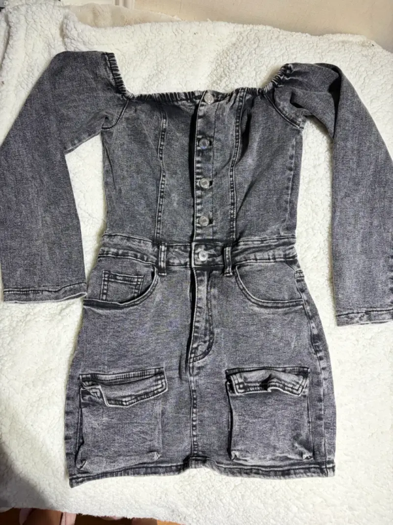 Vestido de mezclilla gris con hombros descubiertos - 2