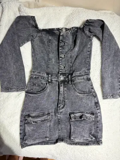 Vestido de mezclilla gris con hombros descubiertos - miniatura 2