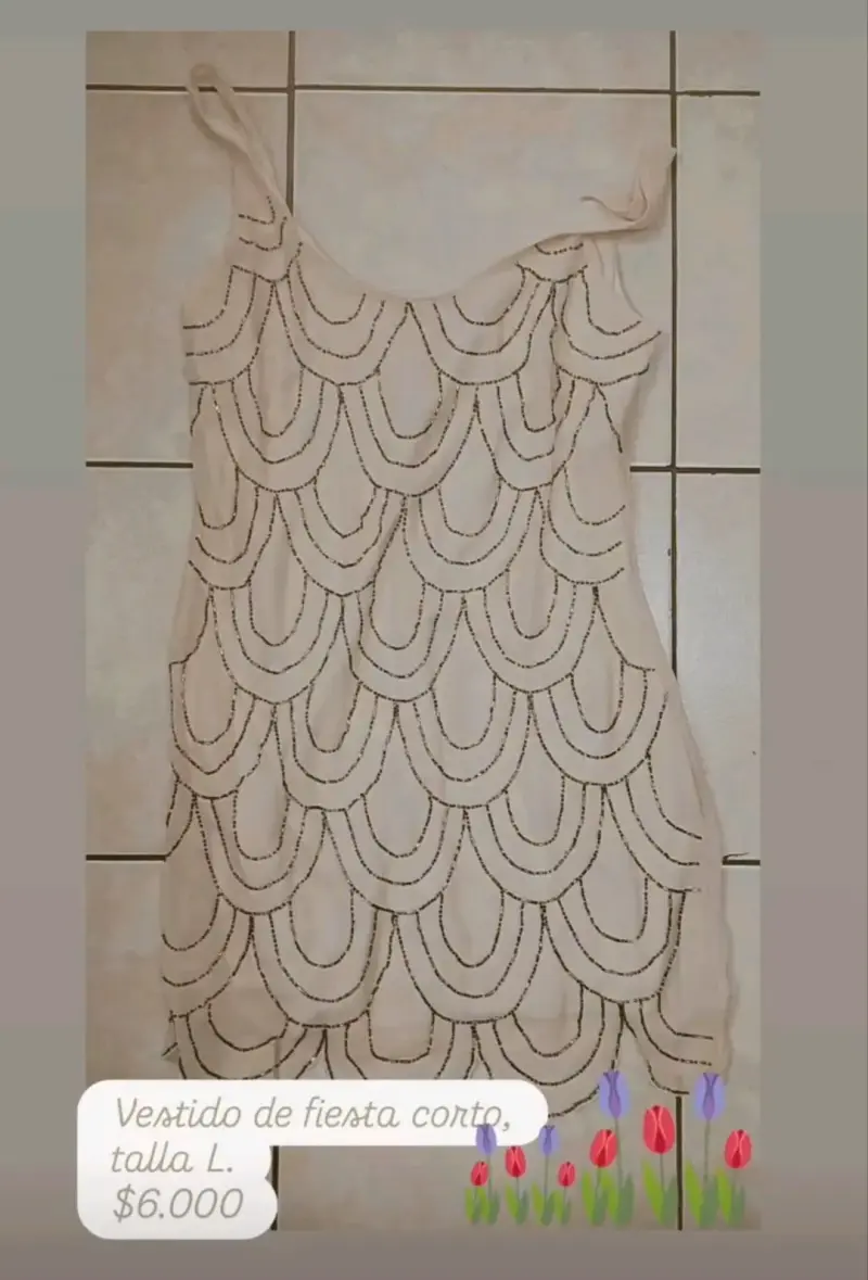 Vestido de fiesta corto beige con detalles
