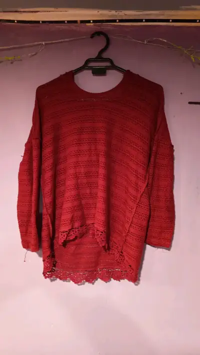 Suéter rojo de encaje para mujer - miniatura 1