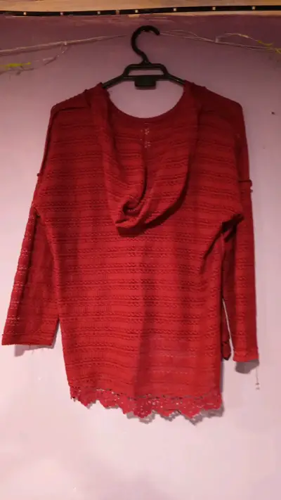Suéter rojo de encaje para mujer - miniatura 2