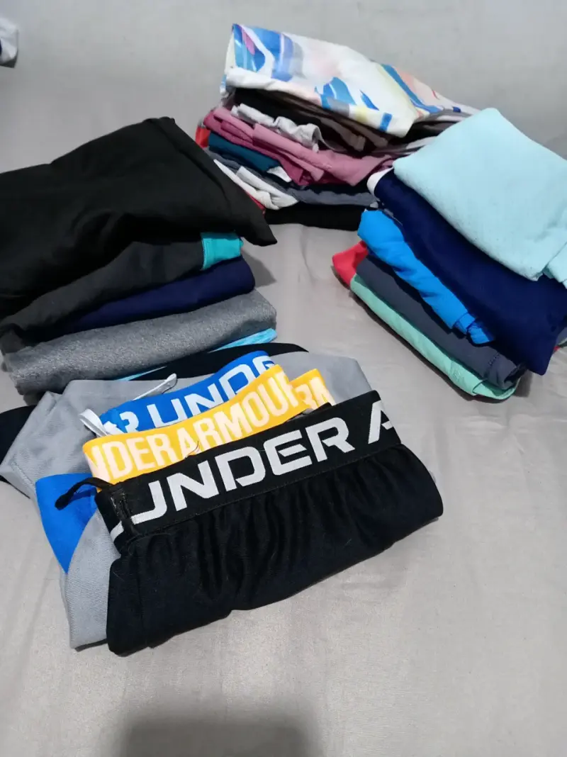 Lote de poleras, shorts y tops Under Armour