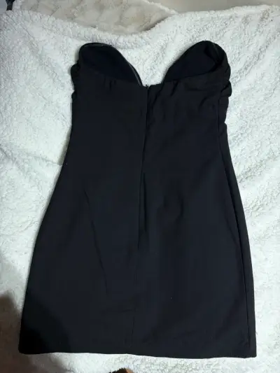Vestido negro elegante corte en V. - miniatura 1