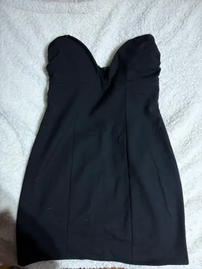 Vestido negro elegante corte en V. - miniatura 2