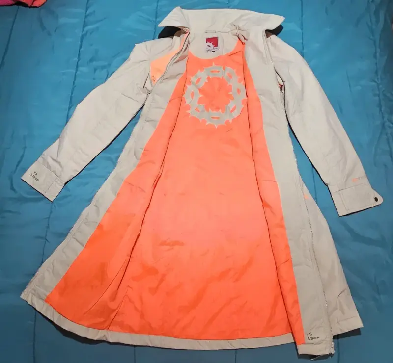 Abrigo largo beige con detalles naranjas - 2
