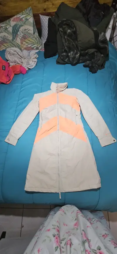 Abrigo largo beige con detalles naranjas - miniatura 3