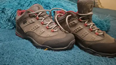 Zapatillas de senderismo impermeables gris y rojo - miniatura 1
