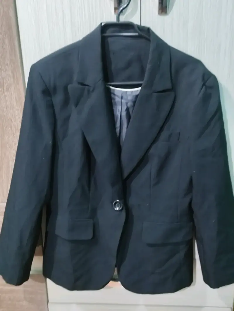 Blazer negro elegante para mujer