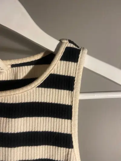Polera sin mangas a rayas blanco y negro - miniatura 1