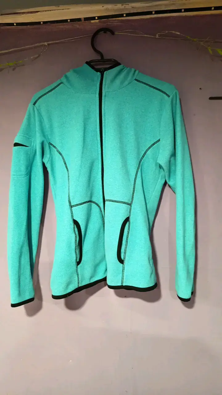 Chaqueta deportiva turquesa con capucha