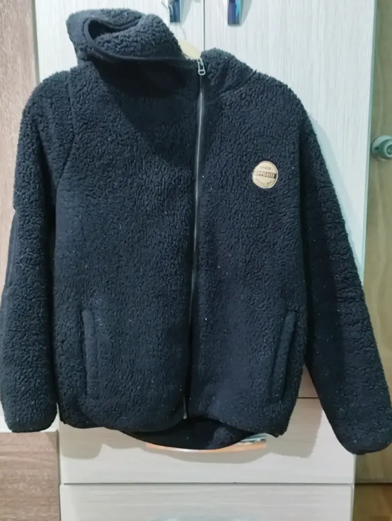 Chaqueta polar negra con capucha Opposite