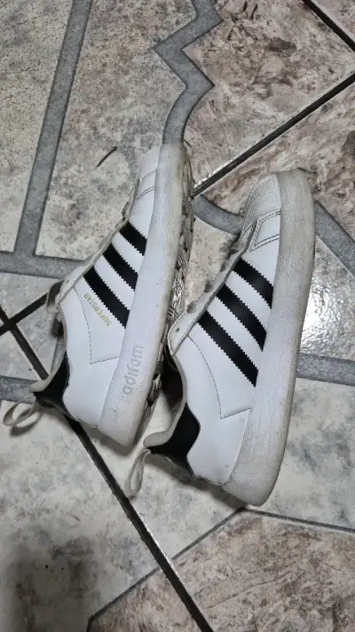 Zapatillas Adidas Superstar blancas y negras - miniatura 1