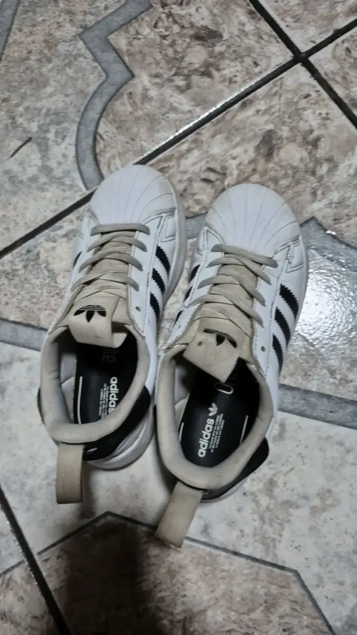 Zapatillas Adidas Superstar blancas y negras - 2