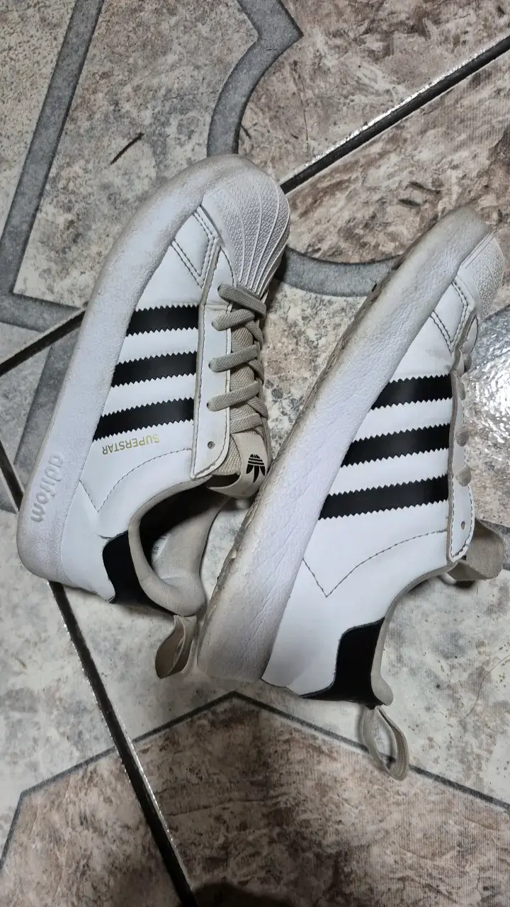 Zapatillas Adidas Superstar blancas y negras - 3