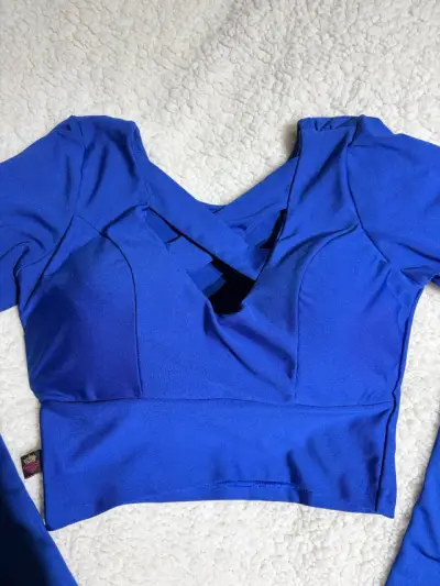 Top azul con diseño cruzado - miniatura 1