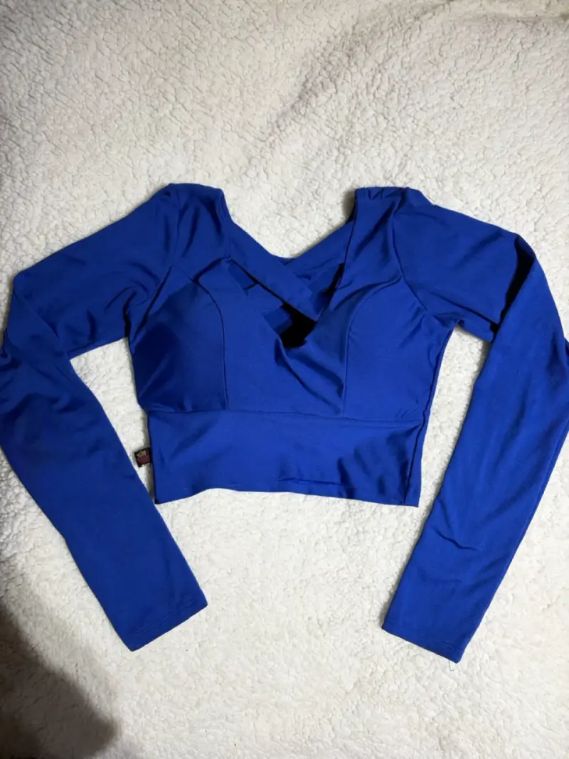 Top azul con diseño cruzado - 2