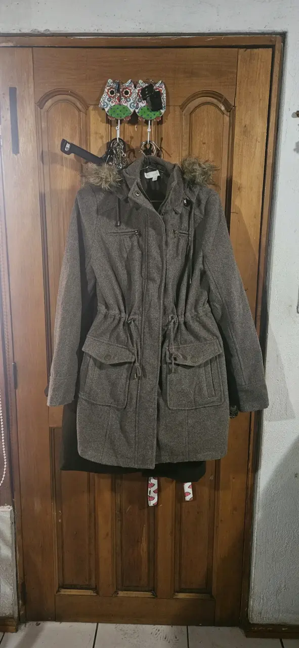 Abrigo de invierno gris con capucha de piel