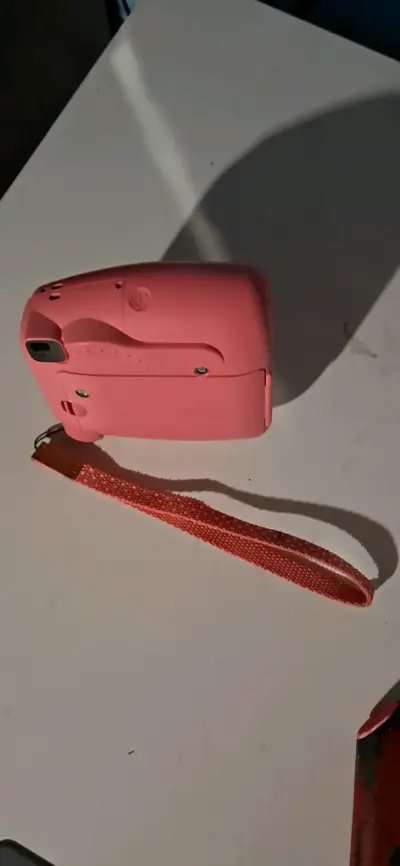 Cámara instantánea rosa con correa - miniatura 1