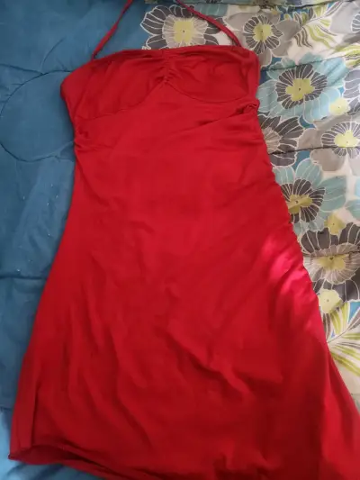 Vestido rojo asimétrico con tirantes - miniatura 2