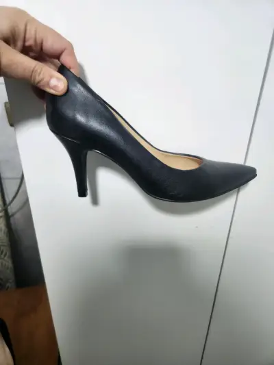 Zapatos de tacón negro elegante - miniatura 1