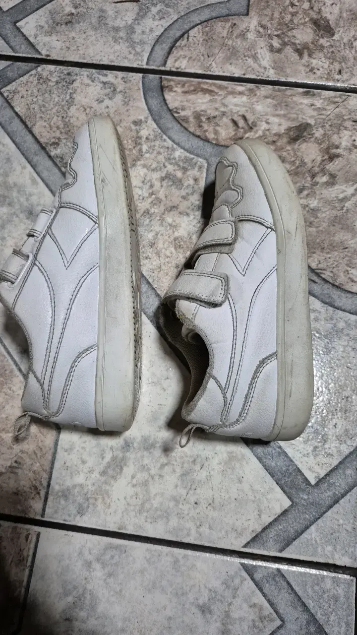 Zapatillas blancas con velcro para niños - 1