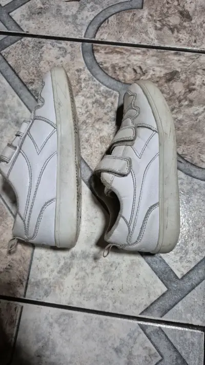 Zapatillas blancas con velcro para niños - miniatura 1