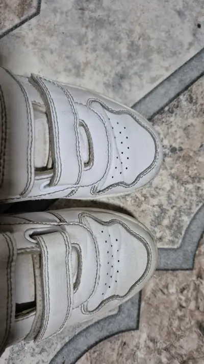 Zapatillas blancas con velcro para niños - miniatura 2