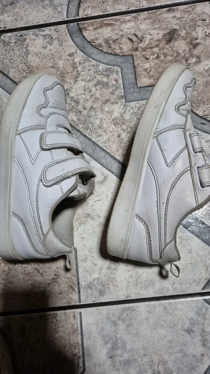 Zapatillas blancas con velcro para niños - 3