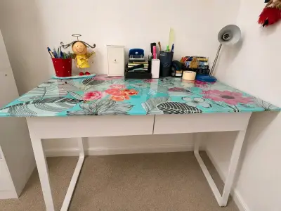 Escritorio blanco con cubierta floral - miniatura 1