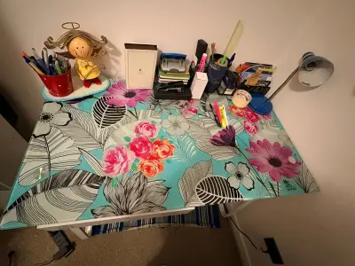 Escritorio blanco con cubierta floral - miniatura 2