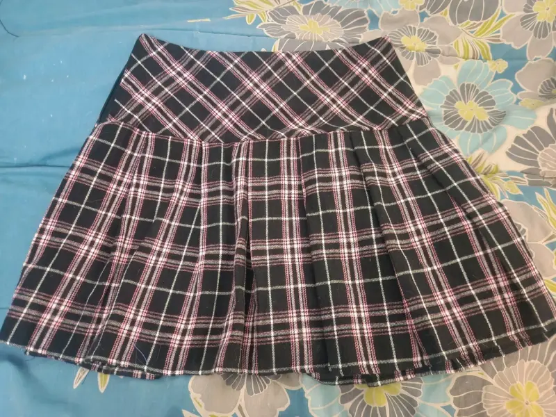 Falda escocesa a cuadros negra y rosada - 2