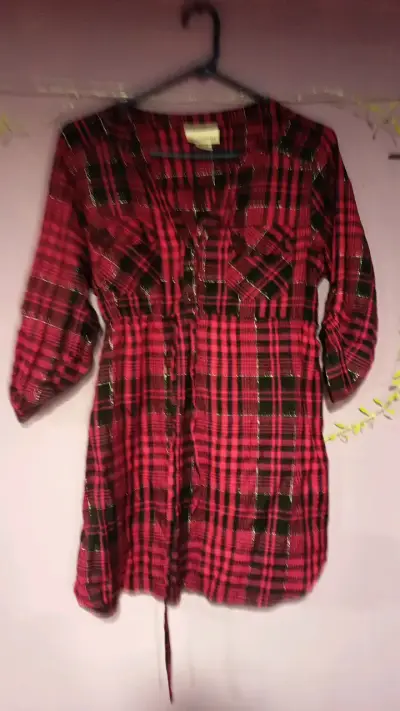 Vestido camisero a cuadros rojo y negro - miniatura 1