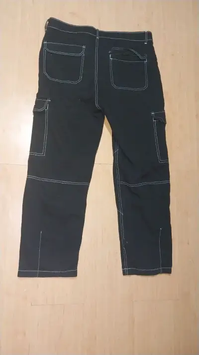Pantalones cargo negros con costuras blancas - miniatura 3